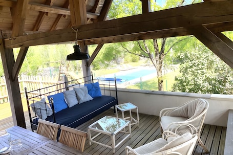 Outdoor dining. Charming House with Private Pool