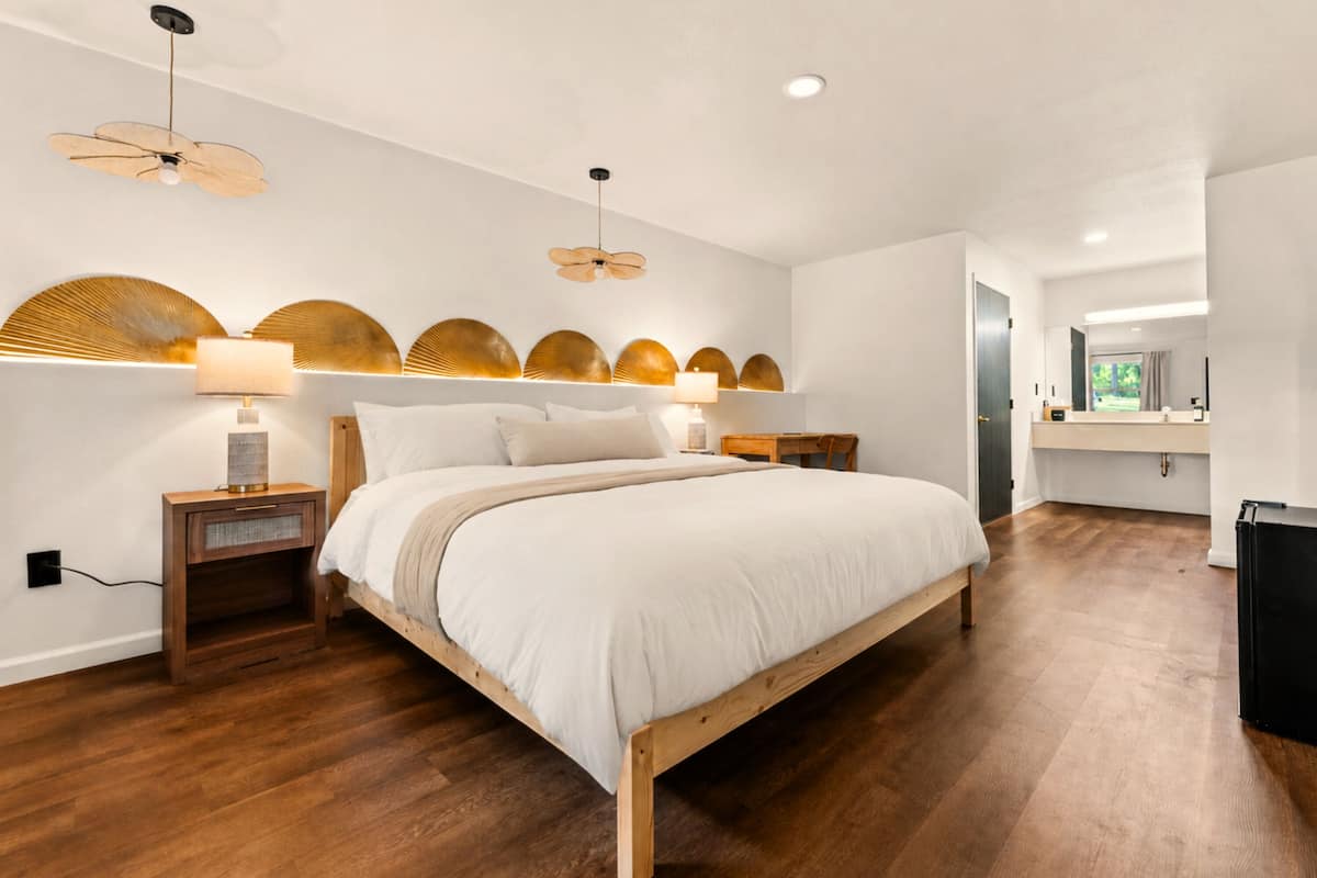  King Room | Mobility-Friendly with Grab Bars | 高級寢具、舒適加層、筆電工作空間、免費無線上網