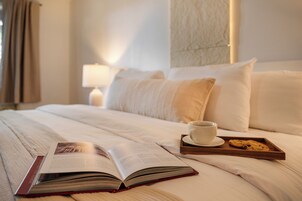 Classic King Room | Courtyard View | Premium bedding, pillowtop beds, laptop workspace, WiFi (free)