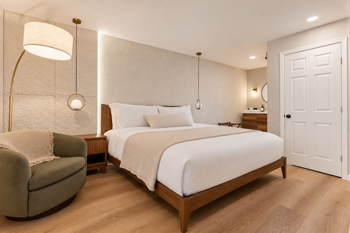  Ultra King Suite w/ Sofa Bed & Full Kitchenette | 高級寢具、舒適加層、筆電工作空間、免費無線上網
