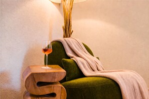 Classic-Zimmer (King, Street Side) | Hochwertige Bettwaren, Pillowtop-Betten, Schreibtisch