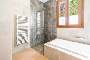 Shower, hair dryer, bidet, towels - Sa Torre Voramar - with private swimming pool (LLucmajor)