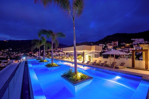 Pool, Gym & Balcony | Perfect Romantic Zone Stay
