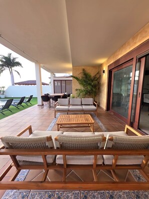 Outdoor dining - Luxury villa with sea and la Gomera views (Costa Adeje)