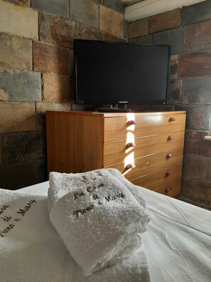 2 bedrooms, iron/ironing board, free WiFi, bed sheets - The House of Piero and Mary Nice and cozy house 100 meters from the sea.BRUCOLI (Brucoli)