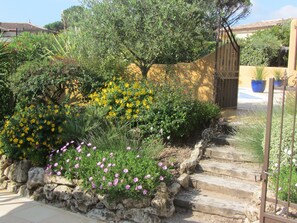 Property grounds - GROUND FLOOR APARTMENT, GARDEN, PRIVATE POOL, QUIET COMFORT CLOSE TO BEACHES (Saint-Raphaël)