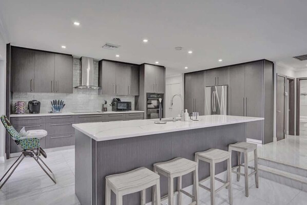 Fridge, microwave, oven, stovetop - Luxury 6B Villa  Heated Pool Near Hollywood Beach (Hollywood)