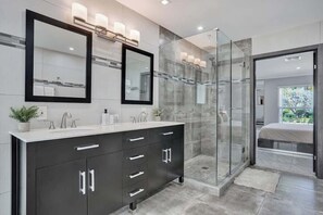 Douche, sèche-cheveux, bidet, shampoing