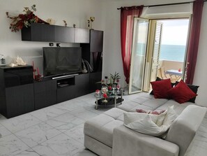 Living area - House by the sea in Syracuse (Siracusa)