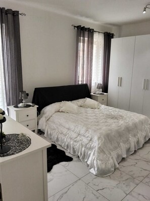 Iron/ironing board, bed sheets - House by the sea in Syracuse (Siracusa)
