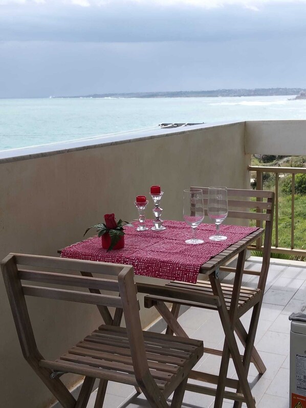 Outdoor dining - House by the sea in Syracuse (Siracusa)