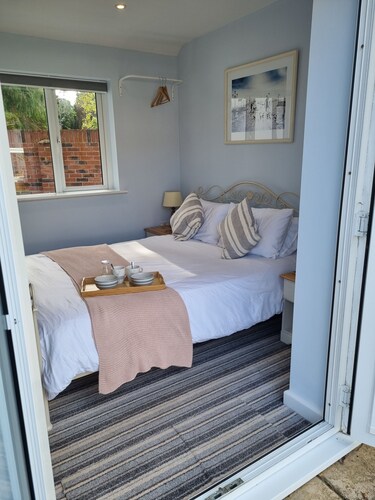 Cozy annexe, private entrance and garden, close to New Forest and Dorset beaches