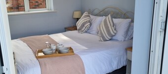 Cozy annexe, private entrance and garden, close to New Forest and Dorset beaches