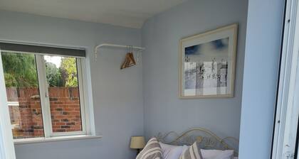 Cozy annexe, private entrance and garden, close to New Forest and Dorset beaches