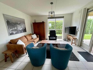 Living room - Beautiful Cottage for 6 in Ewijk Park (Ewijk)