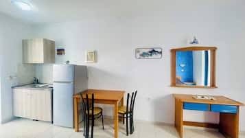 Apartment, Balcony | Private kitchen | Full-size fridge, stovetop, cookware/dishes/utensils