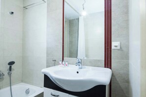 Shower, hair dryer, towels, shampoo - Bright Minimal 2 Bd Apt in Marousi (Marousi)