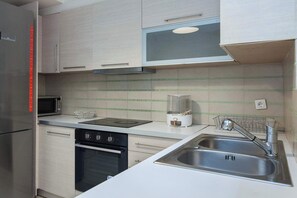 Réfrigérateur, four à micro-ondes, un four, surface de cuisson