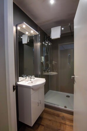 Triple Room | Bathroom | Hair dryer, towels, soap, shampoo - Grand Hotel Monopole (Valkenburg aan de Geul)