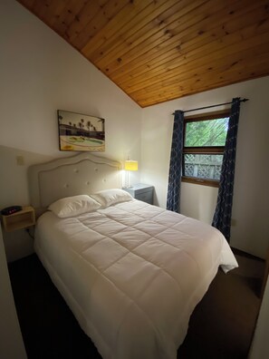 2 bedrooms, free WiFi - Beautiful cottage located just steps from the main beach! (Sauble Beach)