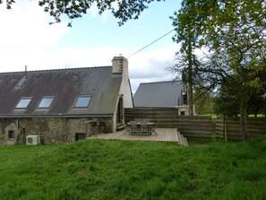 Outdoor dining - Gîte de Kerporho, countryside and family farm! (Pluvigner)