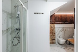 Douche, sèche-cheveux, bidet, serviettes fournies