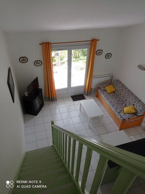 Living area - Holiday Home "Location Saisonnière T2 Duplex" with Private Pool, Wi-Fi & Air Conditioning (Septèmes-les-Vallons)