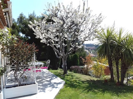 Terrace/patio. Holiday Home "Location Saisonnière T2 Duplex" with Private Pool, Wi-Fi & Air Conditioning