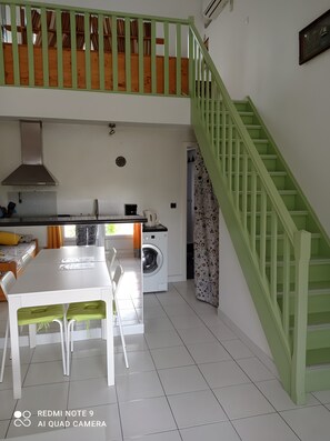 Interior - Holiday Home "Location Saisonnière T2 Duplex" with Private Pool, Wi-Fi & Air Conditioning (Septèmes-les-Vallons)