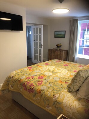1 dormitorio, tabla de planchar con plancha, wifi y ropa de cama
