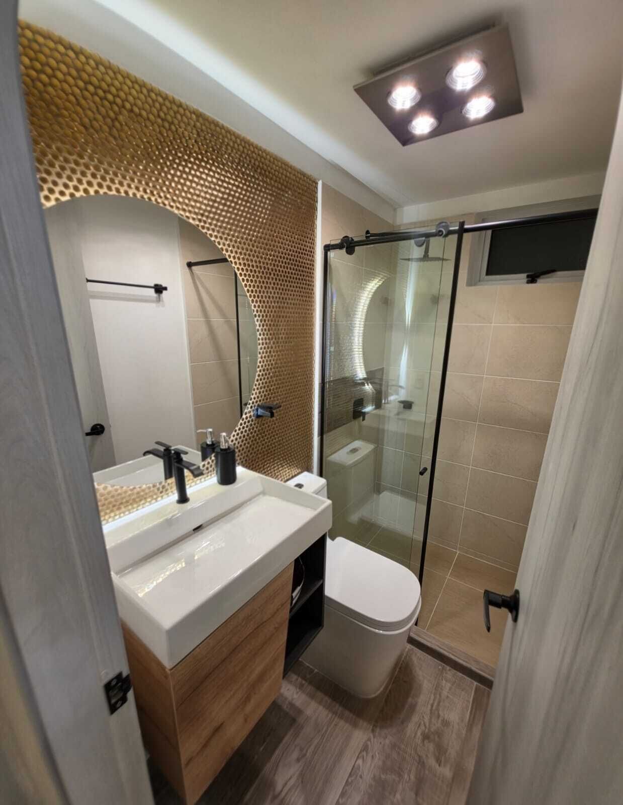 Ducha, bidet, toallas, jabón