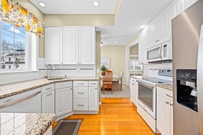 Private kitchen - Summer Rental in charming Ventnor City! (Ventnor City)
