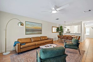 Living area - Fly Creek Collection - Sunset Perch (Fairhope)