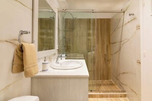Shower, hair dryer, towels, shampoo - Seaside Escape with Balcony in Paleo Faliro (Paleo Faliro)