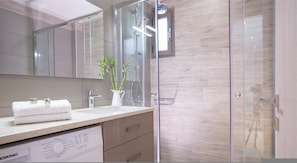 Douche, sèche-cheveux, serviettes fournies