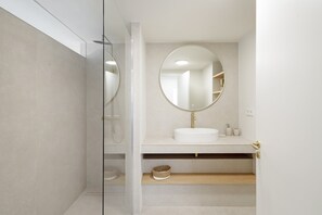 Shower, hair dryer, towels - Charming House with Sea View and Pool (Begur)
