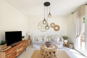 TV, fireplace - Charming House with Sea View and Pool (Begur)