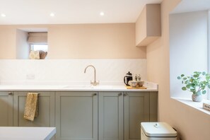 Private kitchen - The Cowshed Banham Cottages (Bourton-on-the-Water)