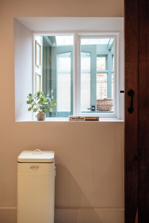 Interior - The Cowshed Banham Cottages (Bourton-on-the-Water)