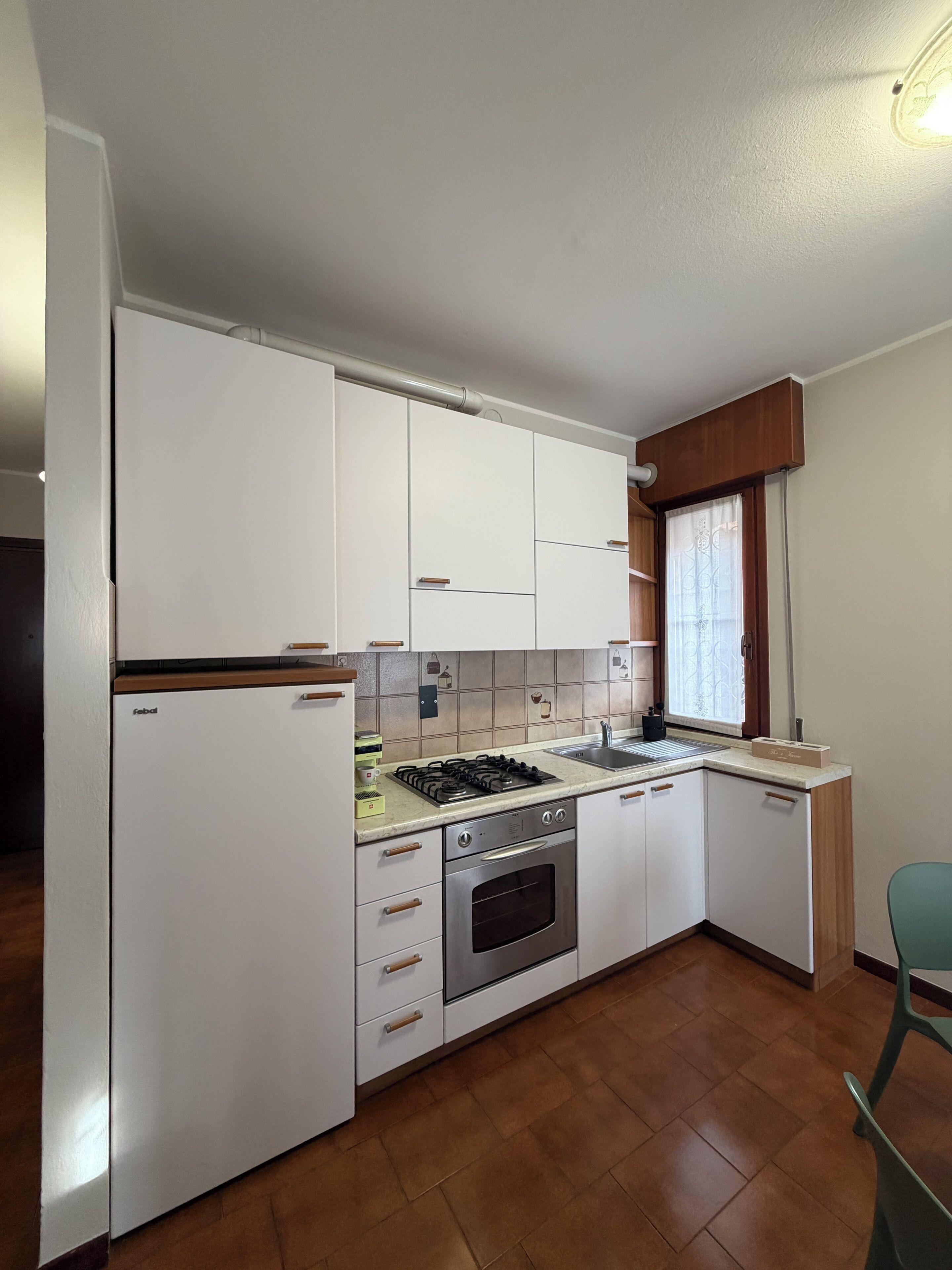 Kühlschrank, Ofen, Herdplatte, Wasserkocher mit Kaffee-/Teezubehör