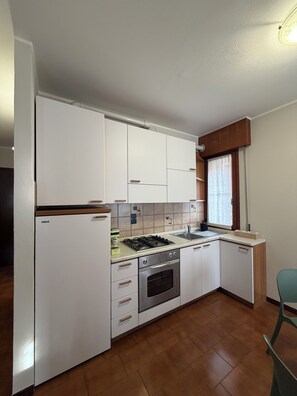 Fridge, oven, stovetop, coffee/tea maker