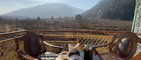 Luxury-Doppelzimmer, Bergblick | Speisen im Freien