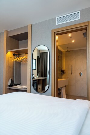 Habitació Deluxe, 1 llit de matrimoni gran | Matalassos de la marca Select Comfort i minibar 