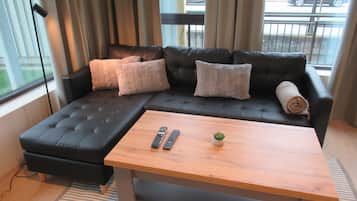 LÀgenhet Deluxe - utsikt mot trÀdgÄrden | Vardagsrum