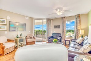 Living area - 3BR-10th FL-Lake & Golf View, Steps to Beach (North Myrtle Beach)