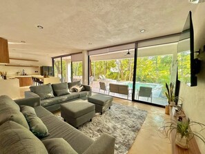 TV - Casa Chéché · Deluxe Jungle Living · Private Pool (Xpu Há)