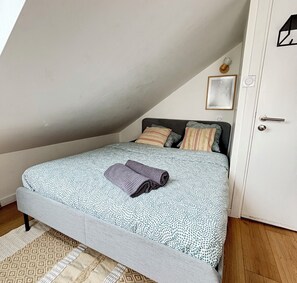 Iron/ironing board, travel crib, WiFi, bed sheets