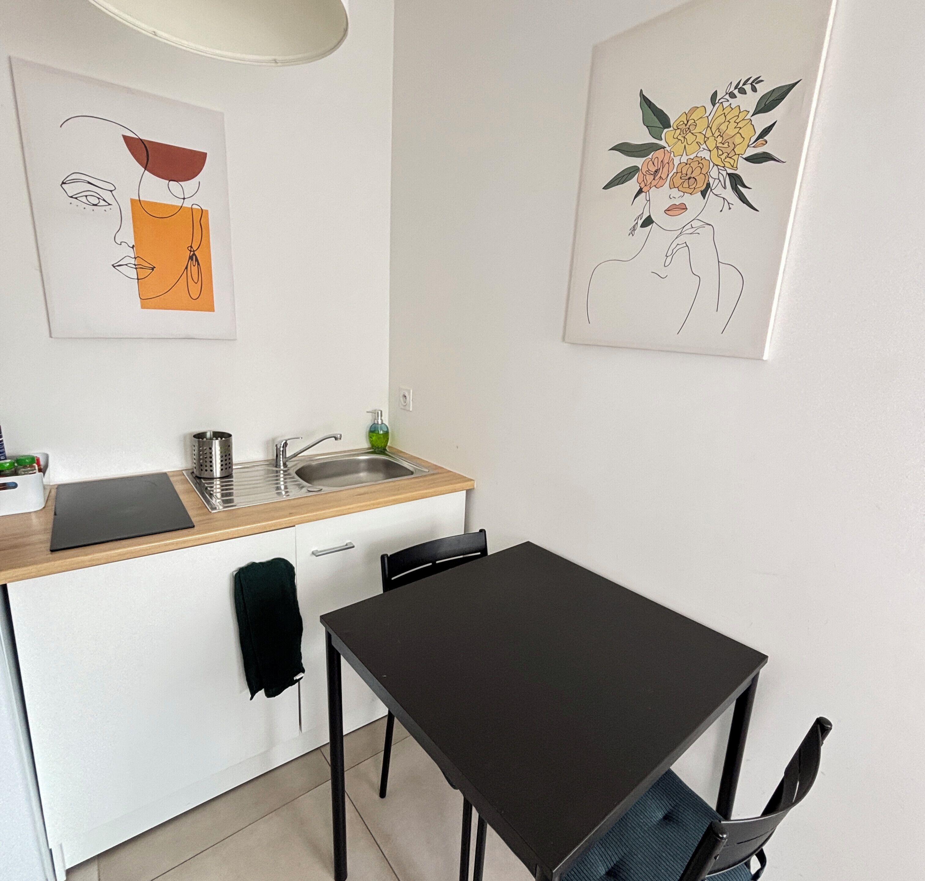 Réfrigérateur, micro-ondes, plaque de cuisson, chaise haute