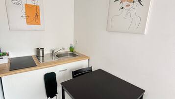 Réfrigérateur, micro-ondes, plaque de cuisson, chaise haute