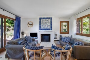 TV, fireplace - Villa with Garden and Pool 1000 Meters from the Beach (Begur)